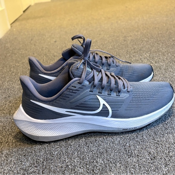 ☺︎❋ NIKE Grey Running Shoes with thick white soles - Picture 4 of 6